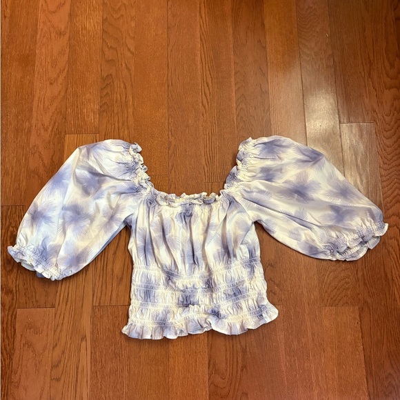 Levi's Tilly Printed Smocked Puff Sleeve Ruffle
Trim Peasant Top. Size small - Picture 3 of 8